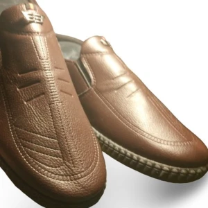 Nya loafers, avslappnade jobb-kör loafers - Storlek 41 Oanvänt, har bara öppnat paketet från butiken och tagit bilder. Säljs som den är utan garanti eller retur. Butiken beskrev att dessa är nyhet som ska vara mycket bekväma. Passa på att fynda nya läderskor loafers kan vara imitationsläder vet ej. Skoblock/plast på bilden ingår ej.