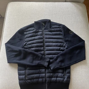 Moncler cardigan - Mörkblå Moncler cardigan. Perfekt skick i storlek M men passar som en S. 