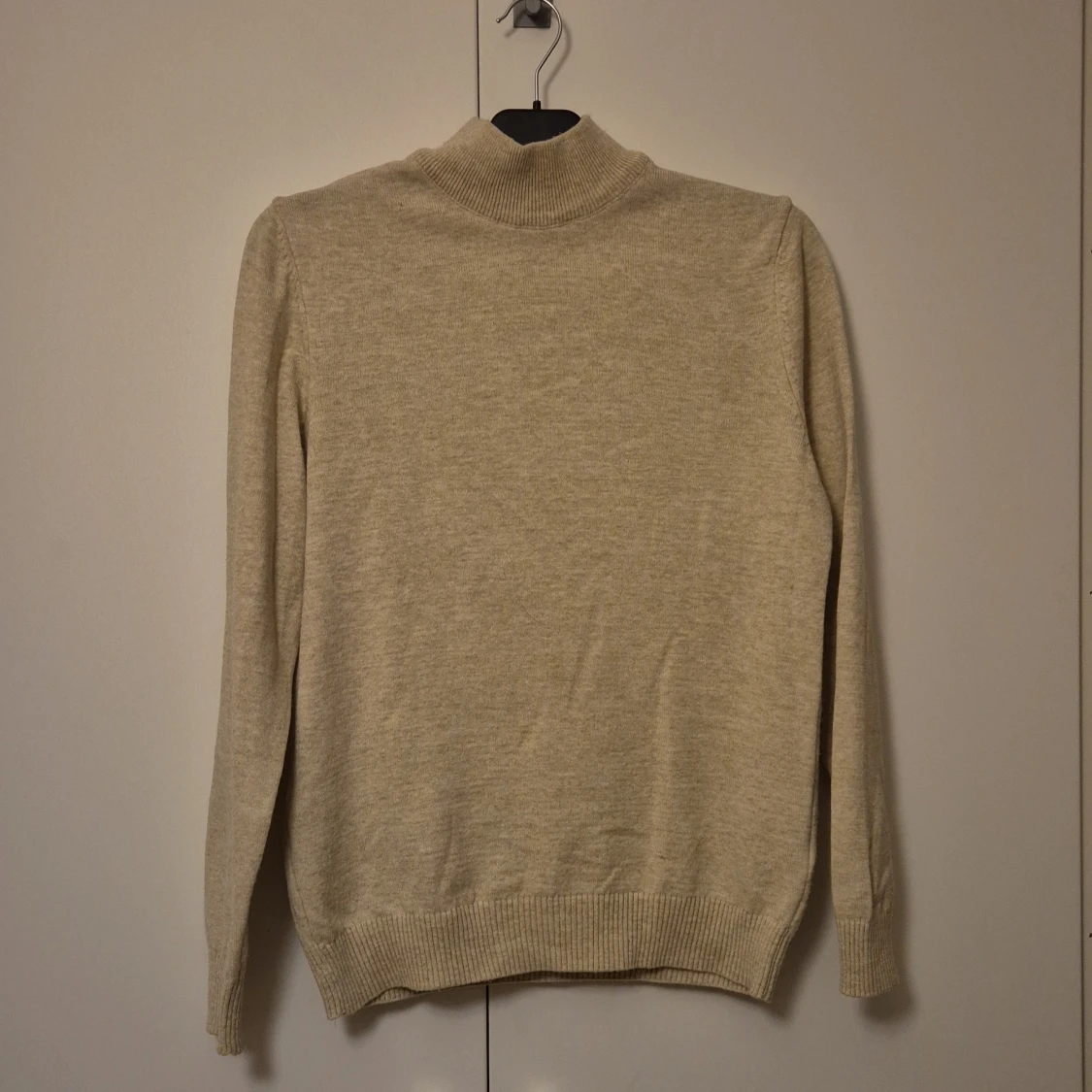 Beige polotröja från DeFacto M