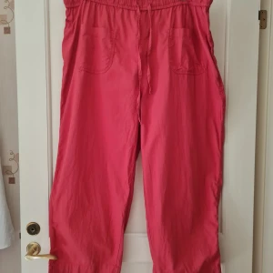 Byxor från Casual Woman, stl 54/56 - Säljer ett par byxor från Casual Woman i storlek 54/56. De är gjorda i 100% bomull, har resår och snörning i midjan samt två fickor fram.