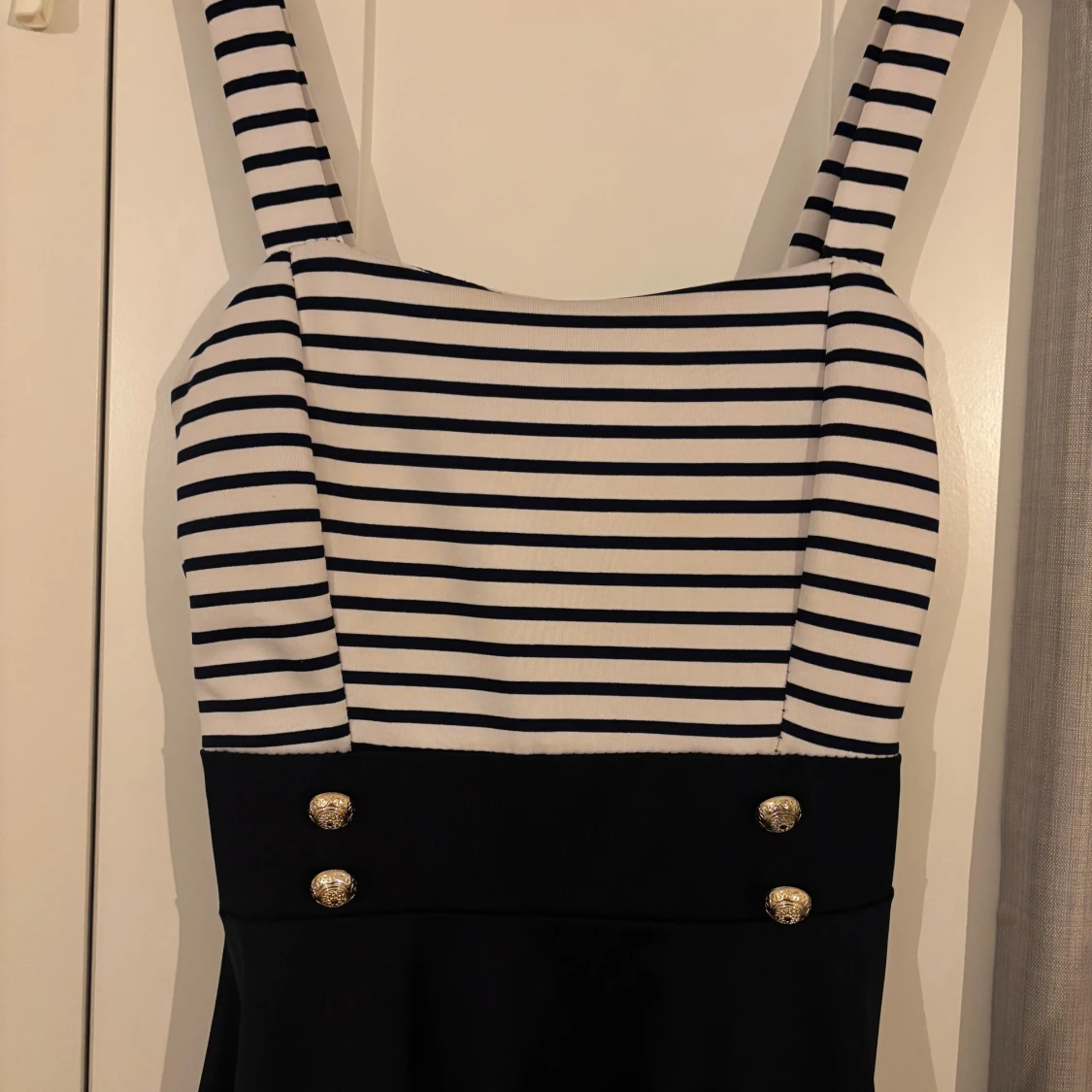 Randig marinblå kortklänning med knappar - 2