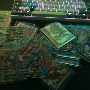 Pokémon GX och EX samlarkort - En cool samling Pokémon GX och EX-kort, perfekta för dig som älskar att samla, byta eller spela Pokémon TCG. Korten är i skyddande plastfickor och innehåller flera sällsynta och holografiska motiv. Perfekt för unga samlare och fans av Pokémon-världen!