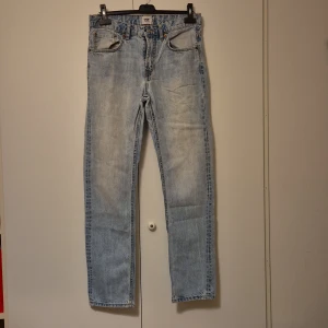 Ljusblå jeans från Lager 157, 30/32 - Ljusblå raka jeans från Lager 157 i modellen New Classic. Jeansen är tillverkade i 100% bomull och har klassisk femficksdesign, normal passform och snyggt tvättad look. Perfekta för en avslappnad stil.