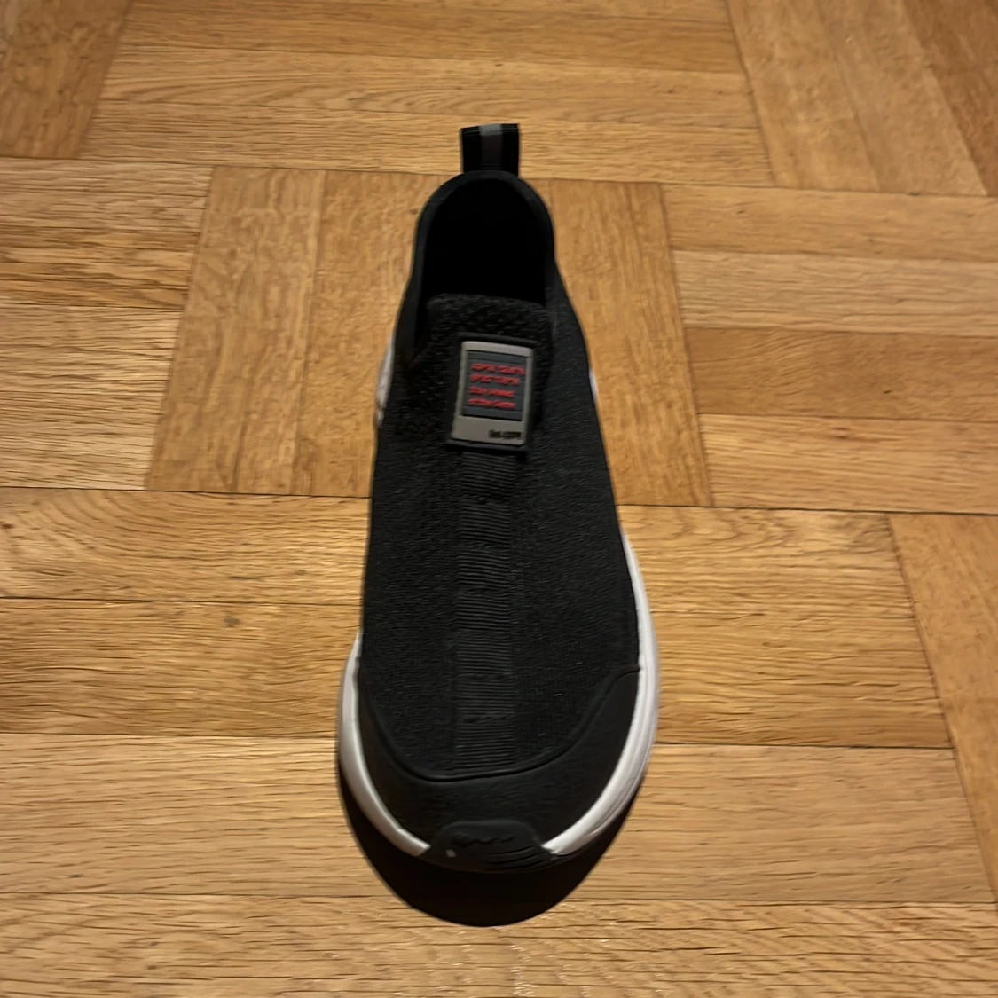 Svarta slip-on sneakers med vit sula från Zara som man kan ha som grmpaskor på idrotten. - 3