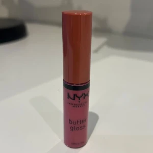 Nyx butter gloss ”Tiramisu” - Nyx butter gloss i färgen tiramisu. Helt ny, oöppnad. 