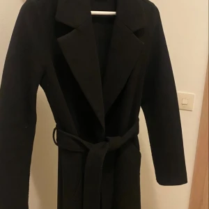 Svart kappa - Svart medel lång kappa från VeroModa, använd nån gång annars som helt ny!
