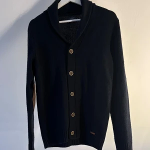 Mörkblå kofta  - Säljer nu denna koftan i väldigt bra skick. Sjukt snygg och passar till allt. 