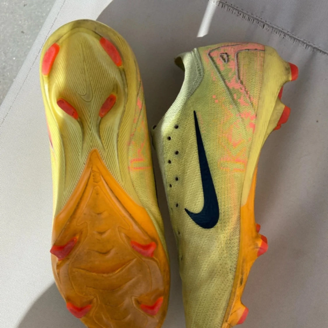 Gula Nike fotbollsskor med svart swoosh - 4