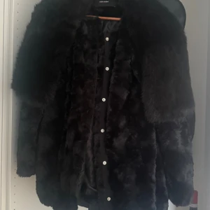 Svart pälsjacka + päls halsduk  - Säljer en svart pälsjacka från Vero Moda i storlek M, tillsammans med en svart päls halsduk från wera. 