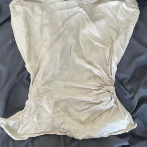 Champagnefärgad blus  - Fin enkel blus 