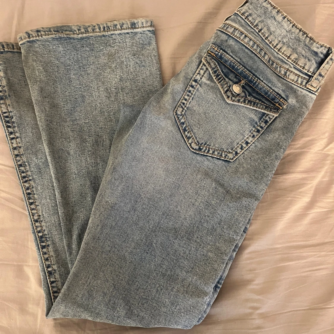 Ljusblå bootcut jeans från Gina Tricot - 2