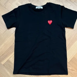 Cdg tee - Svart. Strl s
