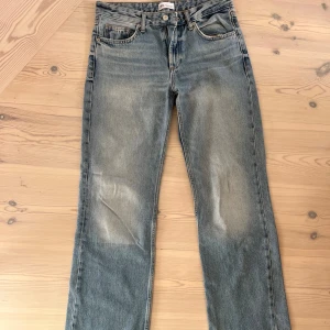 Blå raka jeans från Zara, strl 38 - Blå jeans från Zara i storlek 38. Jeansen har raka ben, modellen är ”Wide leg”. Innebenslängden är 84 cm, passar mig som är 179 cm! Skick är helt ok, dom är slitna nertill . 
