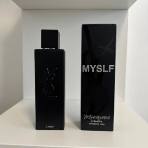 YSL MYSLF Le Parfum 100ml - YSL MYSLF Le Parfum, 100ml, är en stilren och modern parfym som sticker ut med sin svarta design. Perfekt för dig som vill ha en exklusiv känsla. Tillverkad i Frankrike.
