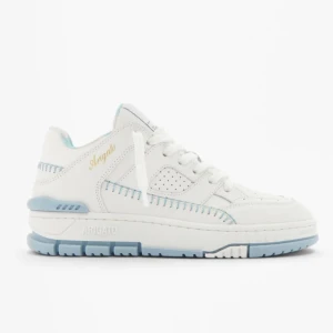 Vit och ljusblå sneaker från Arigato - Snygga sneakers från Axel Arigato i vitt skinn med ljusblå detaljer och sula. Modellen har snörning, perforerade paneler och en chunky platt sula. Köpte dessa för 3700kr. 36 i storleken , men känns lite små i storleken alltså känns mer som 35. Tillkommer med paketet och har även kvittot