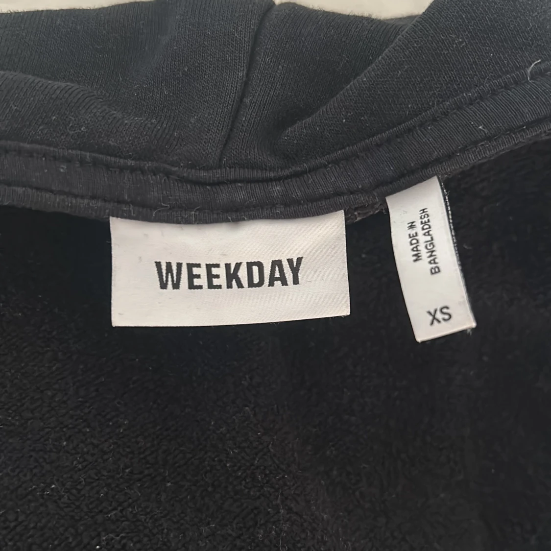 Svart hoodie med dragkedja från Weekday - 2