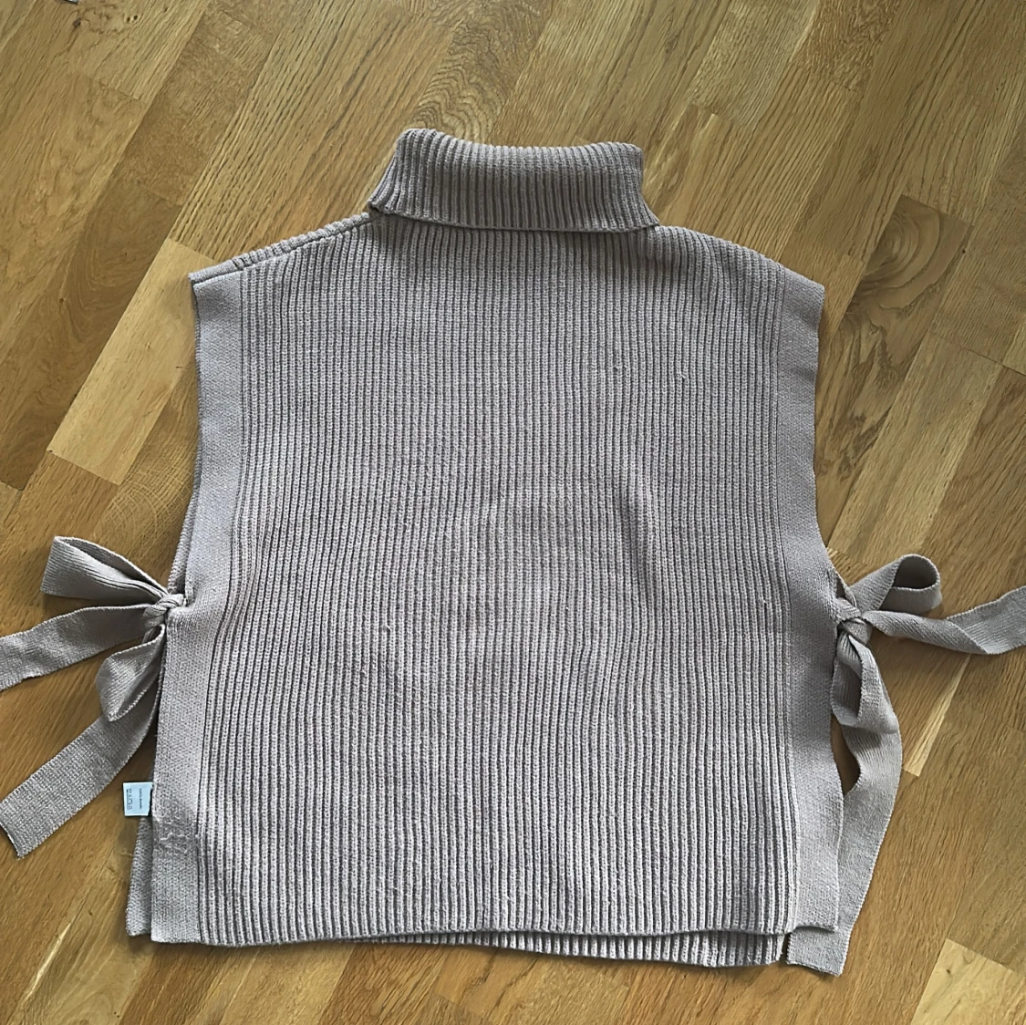 Beige ribbad stickad väst med knyt - 1