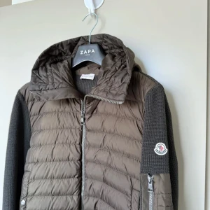 Moncler cardigan akut försäljning !! - En jätte fin Moncler cardigan i storlek M då jag själv har xl och den passar absolut inte. Har inte använd den alls för kunde inte ?? Moncler tagg och allt möjlig ingår, först till kvarn.