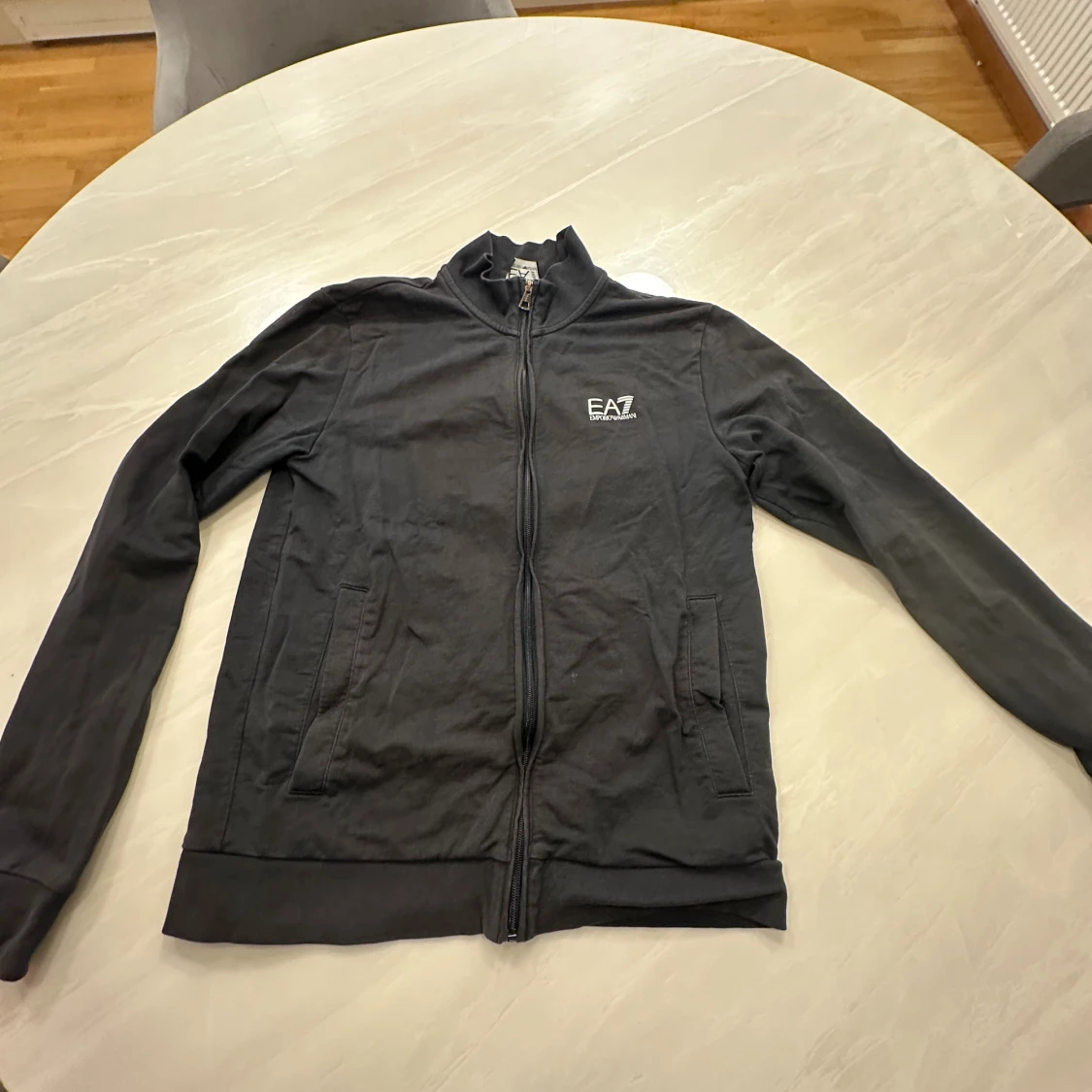 Svart zip-kofta från EA7 Emporio Armani