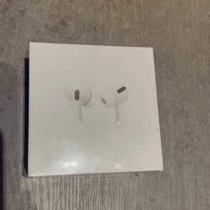 AirPods Pro - Nya Apple AirPods Pro med trådlöst laddningsetui. Oöppnad originalförpackning från 09/2023. Aktiv brusreducering, transparensläge och svett-/vattenresistens. Perfekt för iPhone, iPad och Mac. Perfekt skick, ingen synlig skada på kartongen. Och helt inplastad 