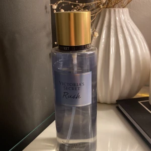 Victoria's Secret Rush mist - Fräsch och populär body mist från Victoria's Secret. Perfekt för dig som vill ha en lätt och uppfriskande doft i vardagen. Snygg flaska som passar i väskan eller på hyllan.
