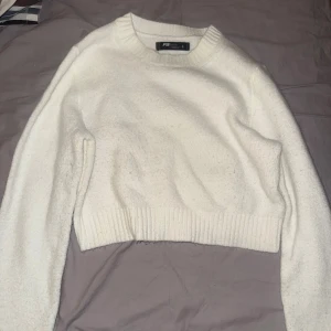 Vit croppad stickad tröja - Supermjuk och croppad vit stickad tröja från New Yorker. Välanvänd & noppror fortfarande i fint skick. Strl L