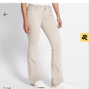 Beige bootcut jeans low waist - Säljer dessa snygga lågmidjade beige jeansen från lager 157 endast använda 2-3 gånger och säljer precis som dem mörkblå pågrund av att jag skulle kunna ha en större storlek! SKICKAS DIREKT!!