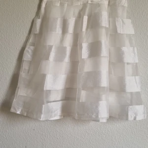 Två fina kjolar - Säljer två fina kjolar, nytt skick  har bara använda den vita en gång. Den svarta är helt nytt. 