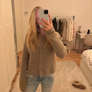 Stickad kofta - Brun stickad kofta från Gina tricot