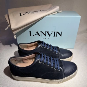 Lanvin - Tja! Säljer mina extremt snygga navy LANVIN, skick 7/10, size uk9 passar 44/45, tillkommer box, dustbag, kvitto. Köptes för 5000kr, säljs för 2100kr - STEAL 👊 