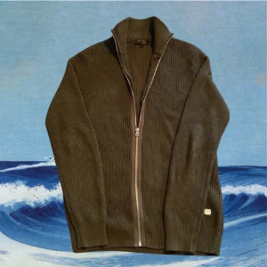 Indicode Cardigan - Stickad Indicode Cardigan (100% bomull). Storlek S. Skick 10/10 inga defekter. Perfekt för kyliga dagar. 🧥Hör av er vid minsta lilla funderingar🙌