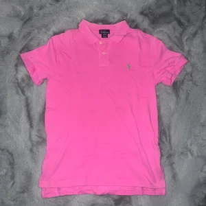 Rosa pikétröja från Ralph Lauren - Ser bättre ut i dagsljuset👌. Bättre bild kan fixas. Nypris 1200