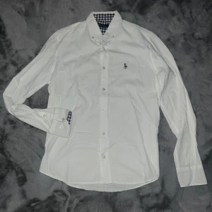 Vit skjorta från Polo Ralph Lauren - Skjortan perfekt är mer i linnematrial, skön bomull. Perfekt för fester o middagar 👌nypris 1500. mer bilder o info kan lösas. Funkar även för storlek S!