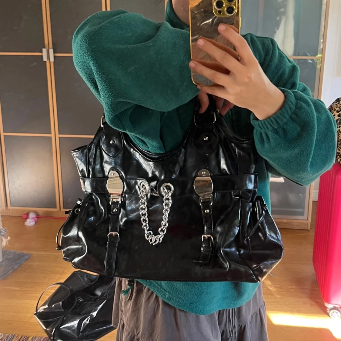 Svart axelväska med kedjedetaljer - 93