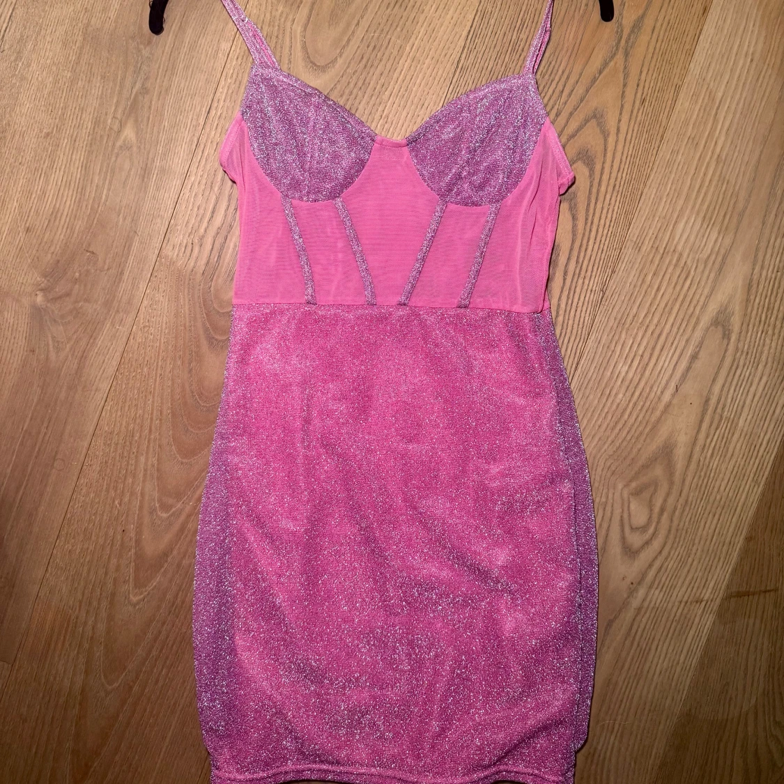 Rosa glitterklänning - 1