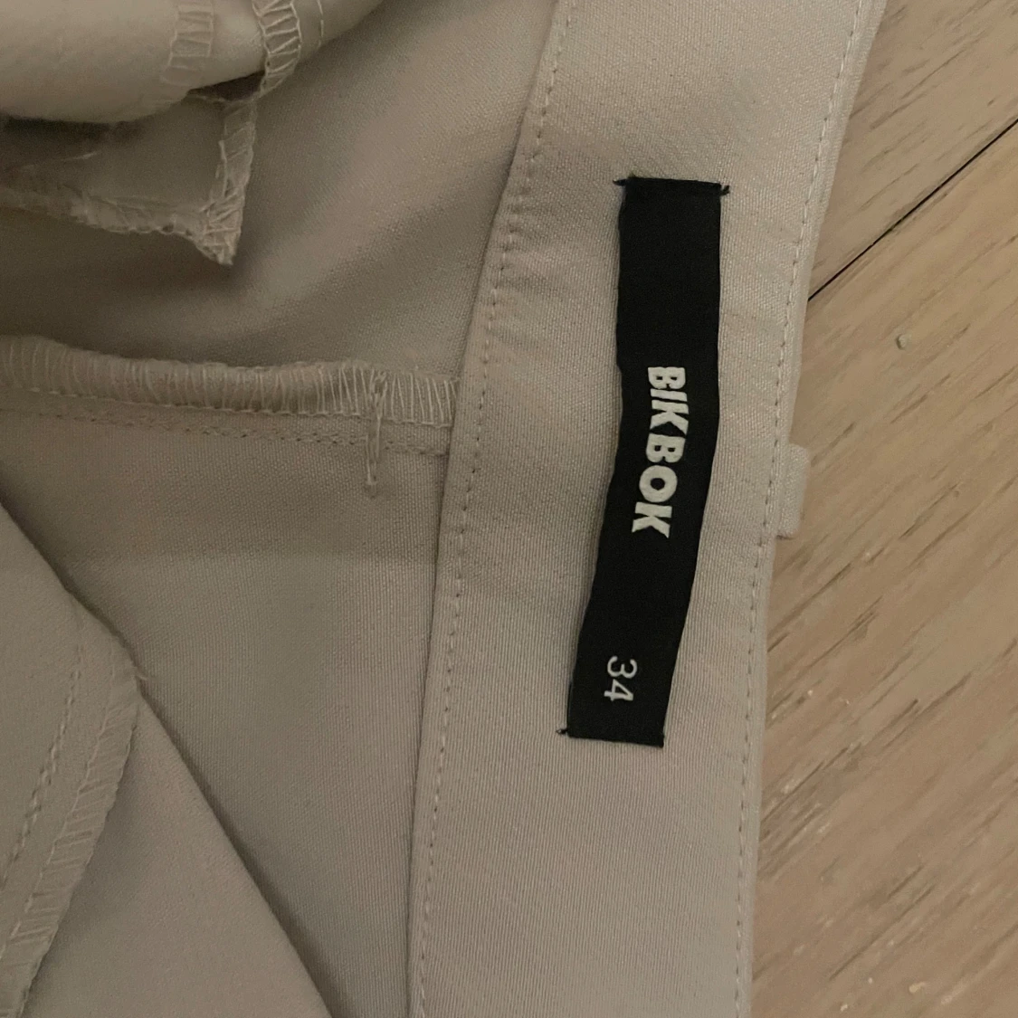 Beiga kostymbyxor från BikBok, strl 34 - 2