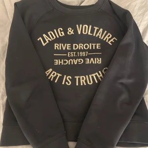 Svart tröja från Zadig & Voltaire - Jättesnygg svart tröja från Zadig & Voltaire i storlek XS, med guldtryck på framsidan. 