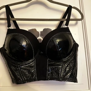 Svart bh topp med glansiga detaljer - Säljer en svart bh topp  med glansiga kupor och glitter