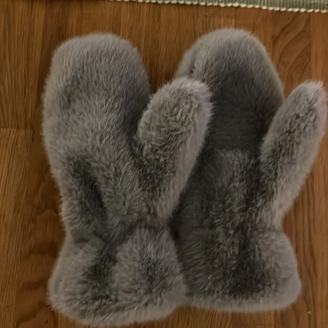 Grå fluffiga vantar från UGG - 1