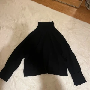 Arket tröja  - Superfin marinblå polo tröja ifrån arket! Storlek L men sitter super snyggt overzied på mig som vanligtvis är en S. Se sista bild för hur modellen på tröjan är lite bättre då det är svårt att få med på bild (det är exakt samma modell). Nypris 790 kr! Avnoppras och tvättas innan frakt.