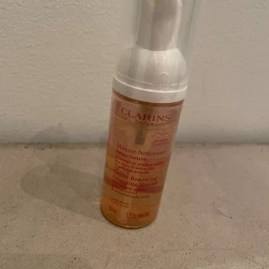 Clarins Gentle Renewing Cleansing Mousse - Clarins Gentle Renewing Cleansing Mousse i en genomskinlig plastflaska med pump, 50 ml. Innehåller extrakt av alp-gentiana och tamarind. Perfekt för dig som vill ha en fräsch och skonsam rengöring i mousseform.