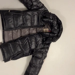Svart Moncler jacka - Skick: 9:10 använd ett par gånger bara eftersom den var för liten för mig. 