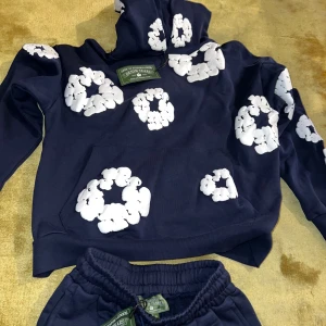 Denim Tears hoodie - Oanvänd oversized mörkblå hoodie från Denim Tears