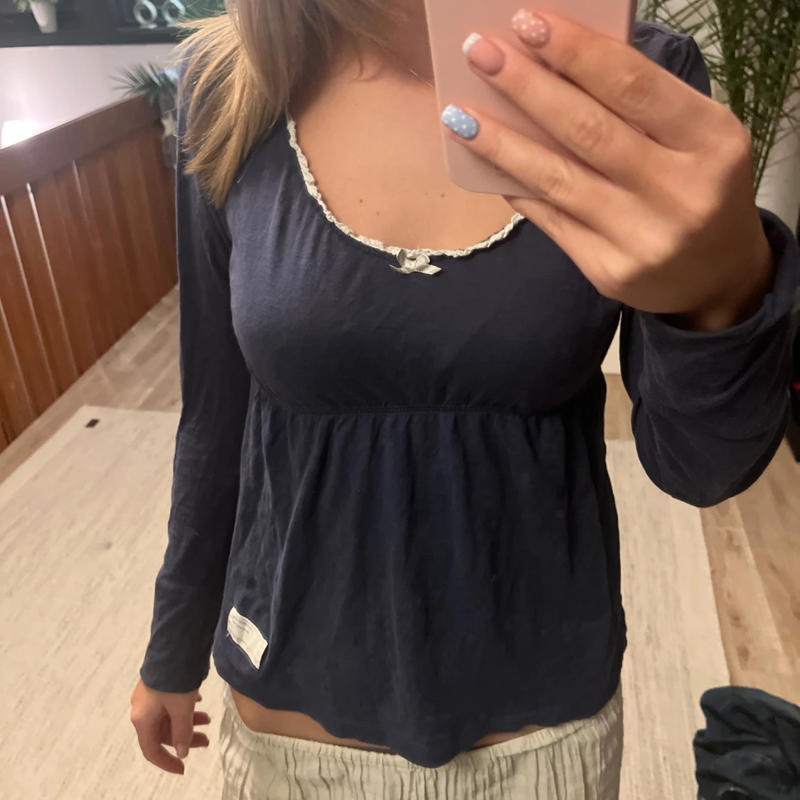 Mörkblå Odd Molly blus med spets