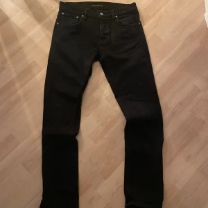 Nudie Jeans Grim Tim - Snygga oanvända nudie jeans i modell grim Tim/slim. Storlek 33/32. Sitter riktigt skönt längs benen! Hör av dig vid frågor!