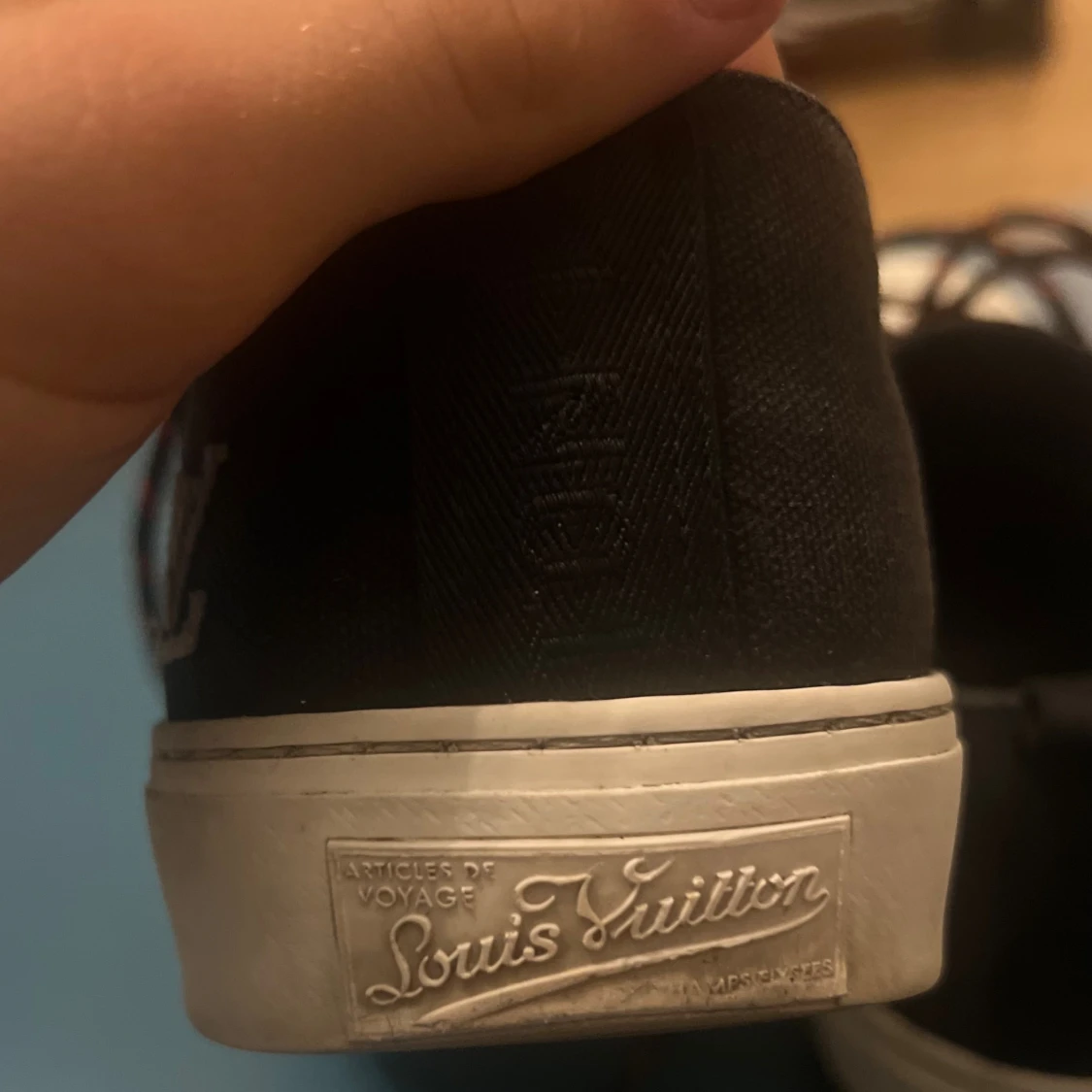 Louis Vuitton sneakers med färgdetaljer - 1