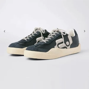 Eytys Santos sneakers   - Santos sneakers från Eytys! Svart/ väldigt mört blå/grå färg. Bra skick, skriv för bilder 💕