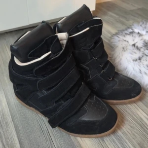 Isabel Marant liknande - Isabel Marant liknande skor, använd 3-5 gånger! Köptes på en hemsida jag hitta online😭 men tycker dem är superfina ändå, säljer då dem inte kommer till någon användning 💕 Storlek 39! Pris går alltid att diskuteras!!