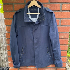 Marinblå Overshirt/Jacka - Extremt bra skick. Perfekt jacka för nu. Hör av er vid funderingar!!