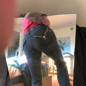 Flying Monkey jeans - Gråsvarta jeans med nitar på bak- och framfickor. Bootcut. Storlek 5, passar mig som har ca 27 och är 164 cm lång.
